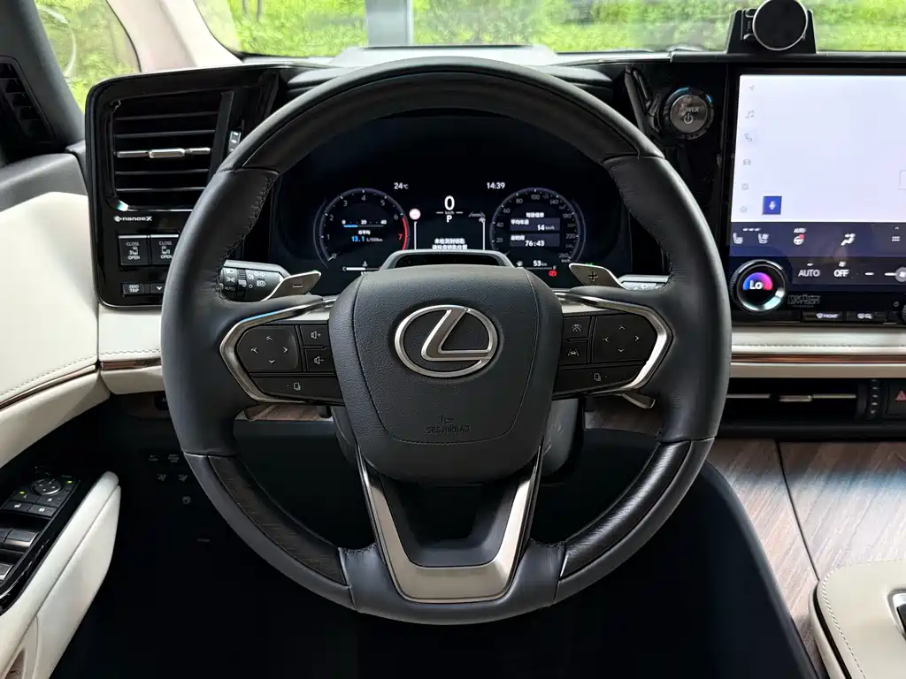 Lexus LM — фото 14