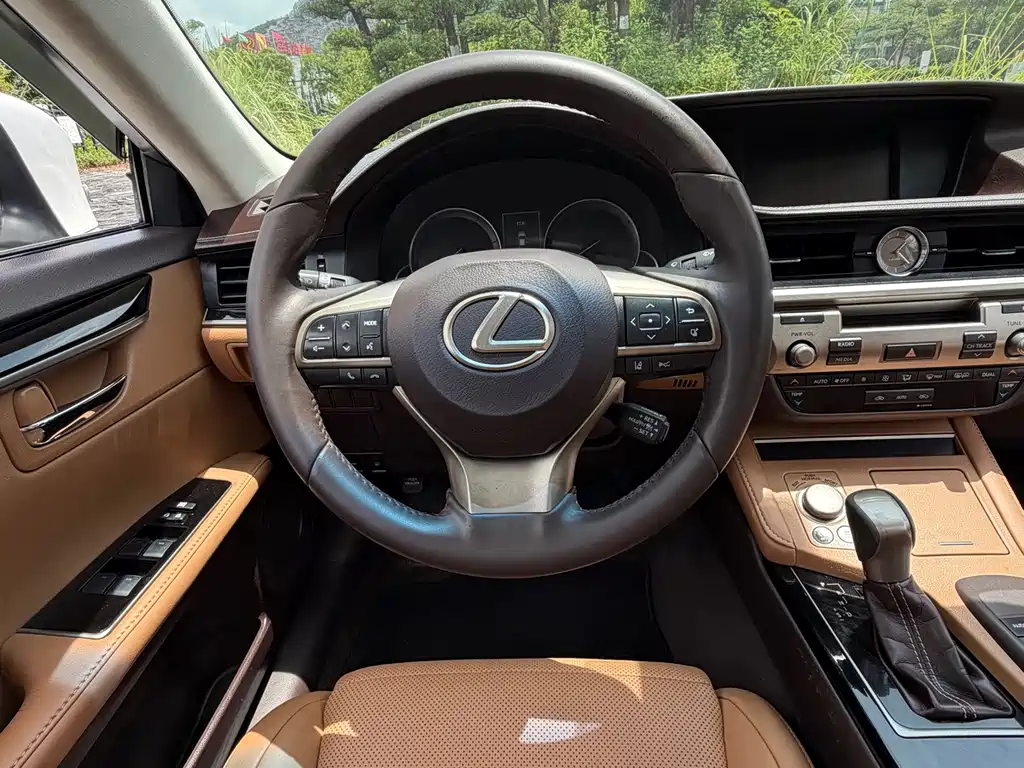 Lexus ES — фото 10