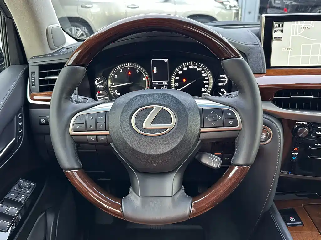 Lexus LX — фото 8