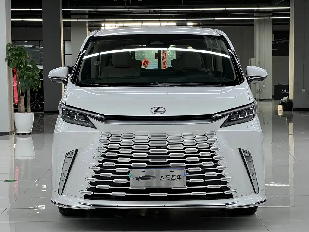 Lexus LM — фото 2
