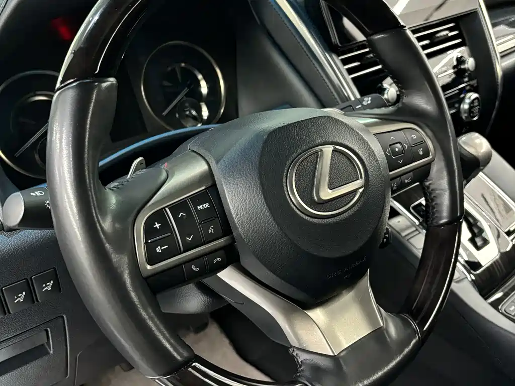 Lexus LM — фото 9