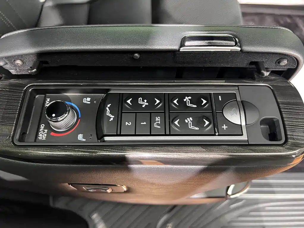 Lexus LM — фото 11