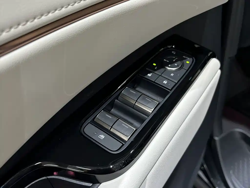 Lexus LM — фото 14