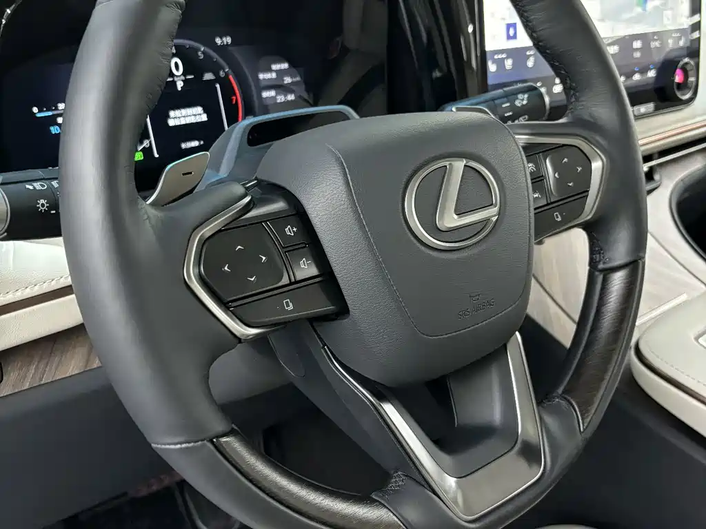 Lexus LM — фото 9