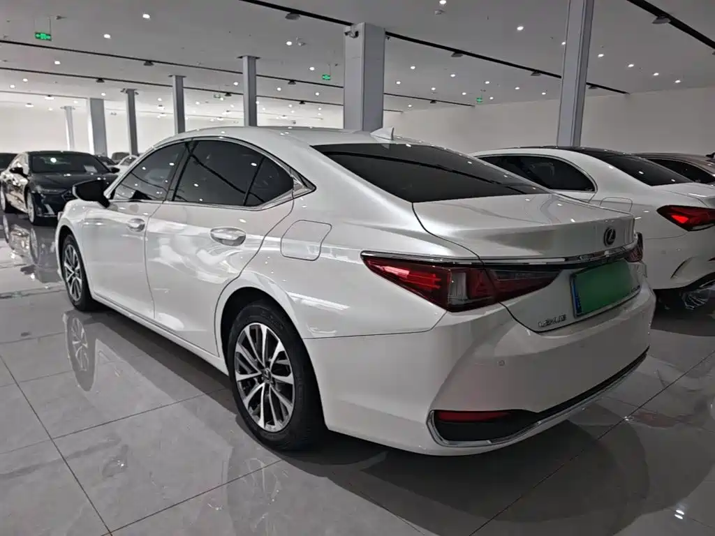Lexus ES — фото 5