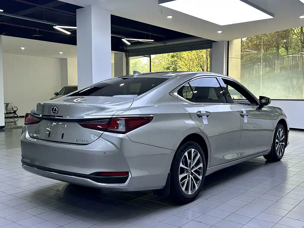 Lexus ES — фото 12