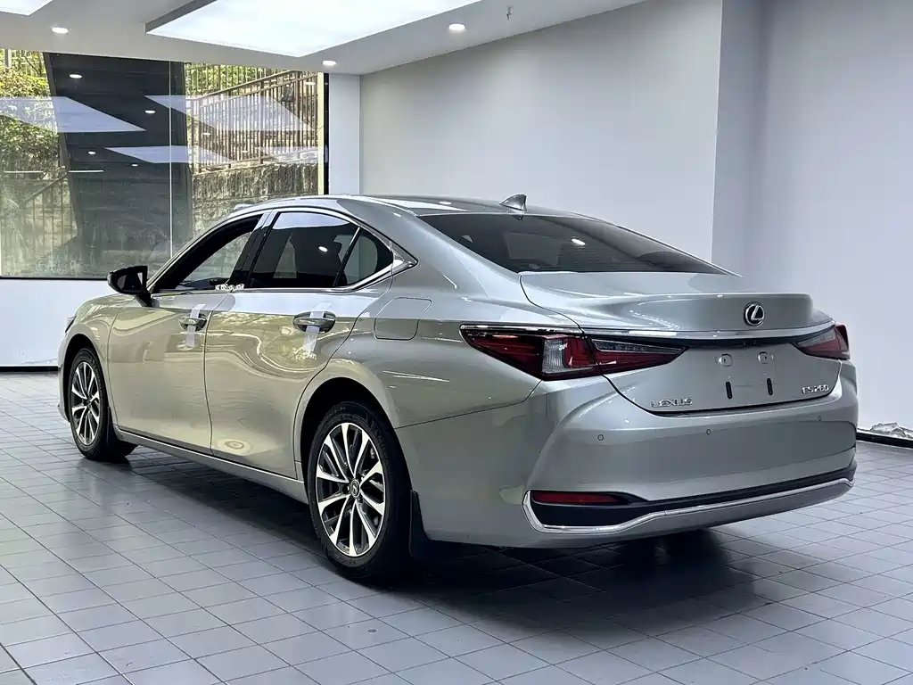 Lexus ES — фото 10