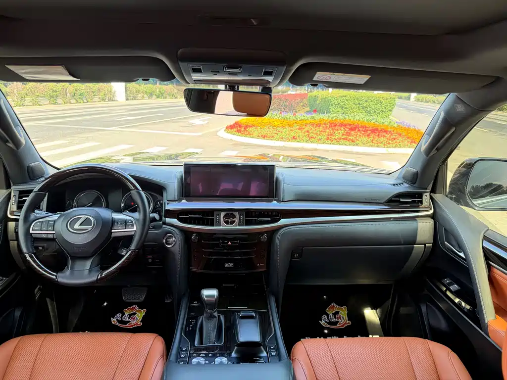 Lexus LX — фото 11