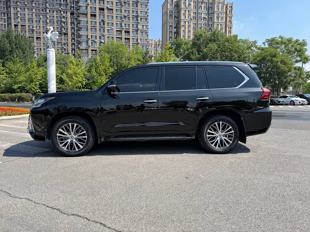 Lexus LX — фото 7