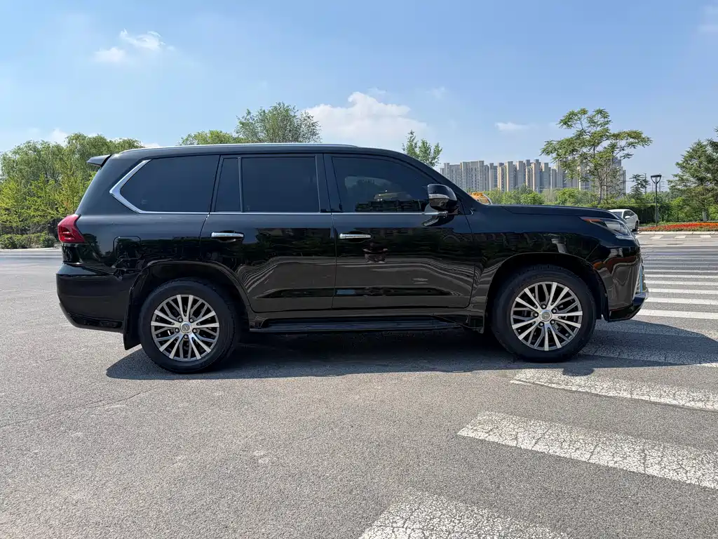 Lexus LX — фото 8