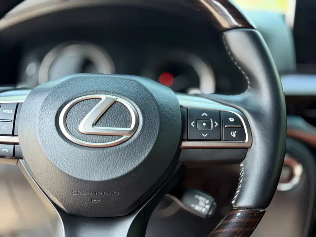 Lexus LX — фото 10