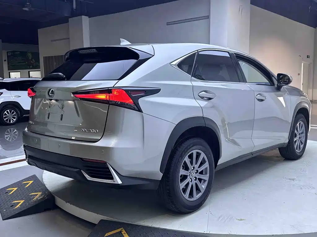Lexus NX — фото 6