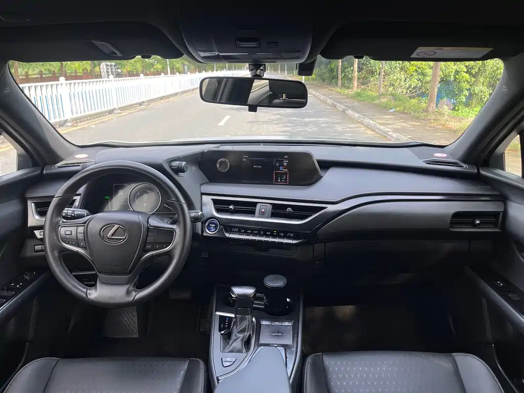 Lexus UX — фото 17