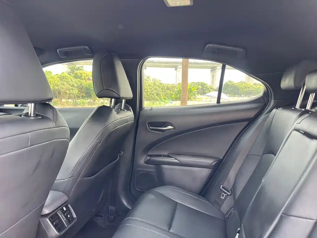 Lexus UX — фото 27