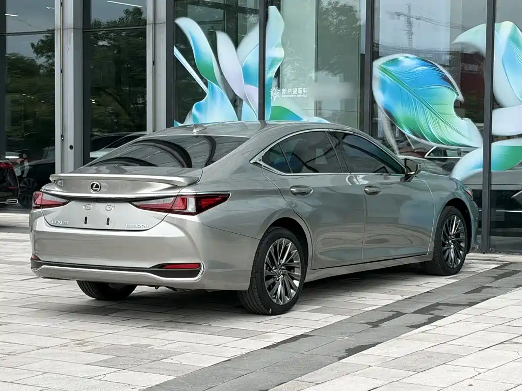 Lexus ES — фото 11