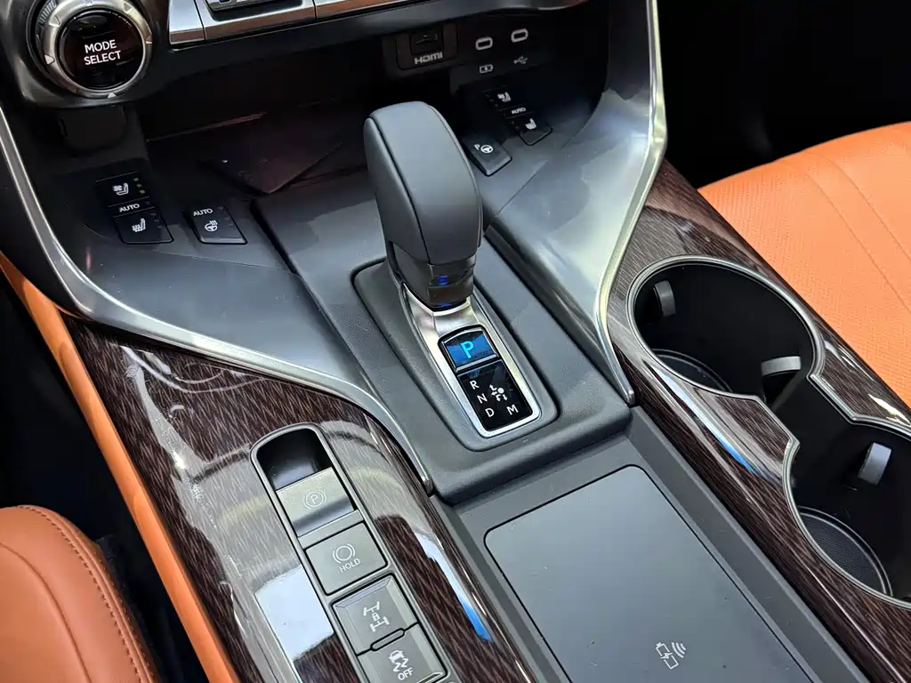 Lexus LX — фото 10