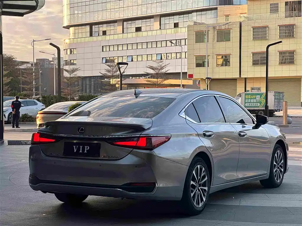 Lexus ES — фото 9
