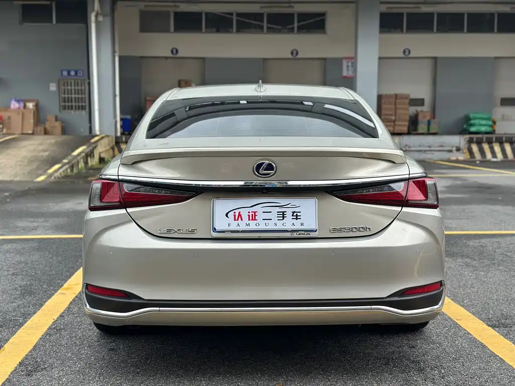 Lexus ES — фото 17