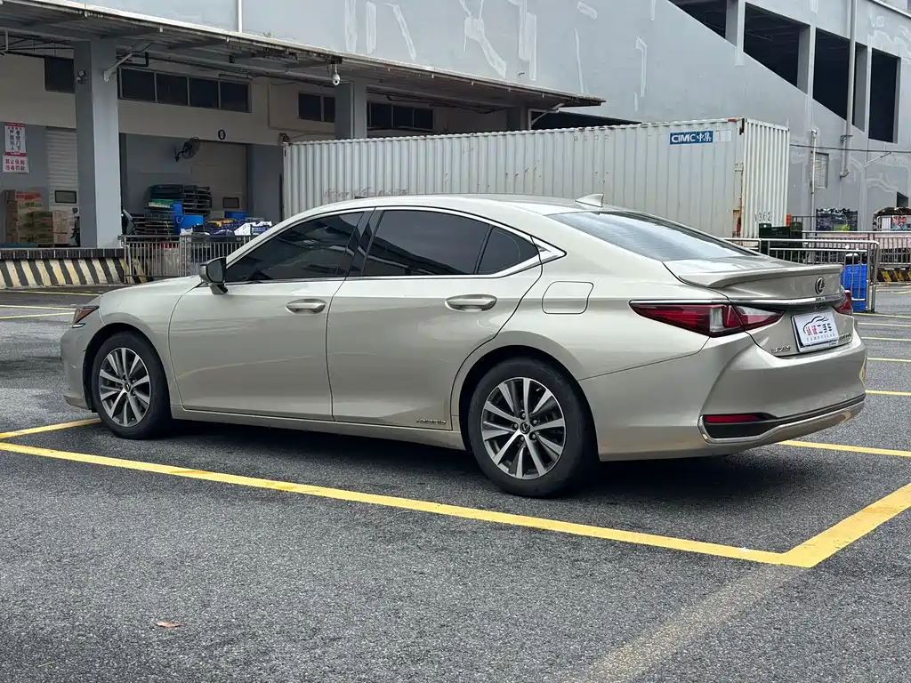 Lexus ES — фото 18