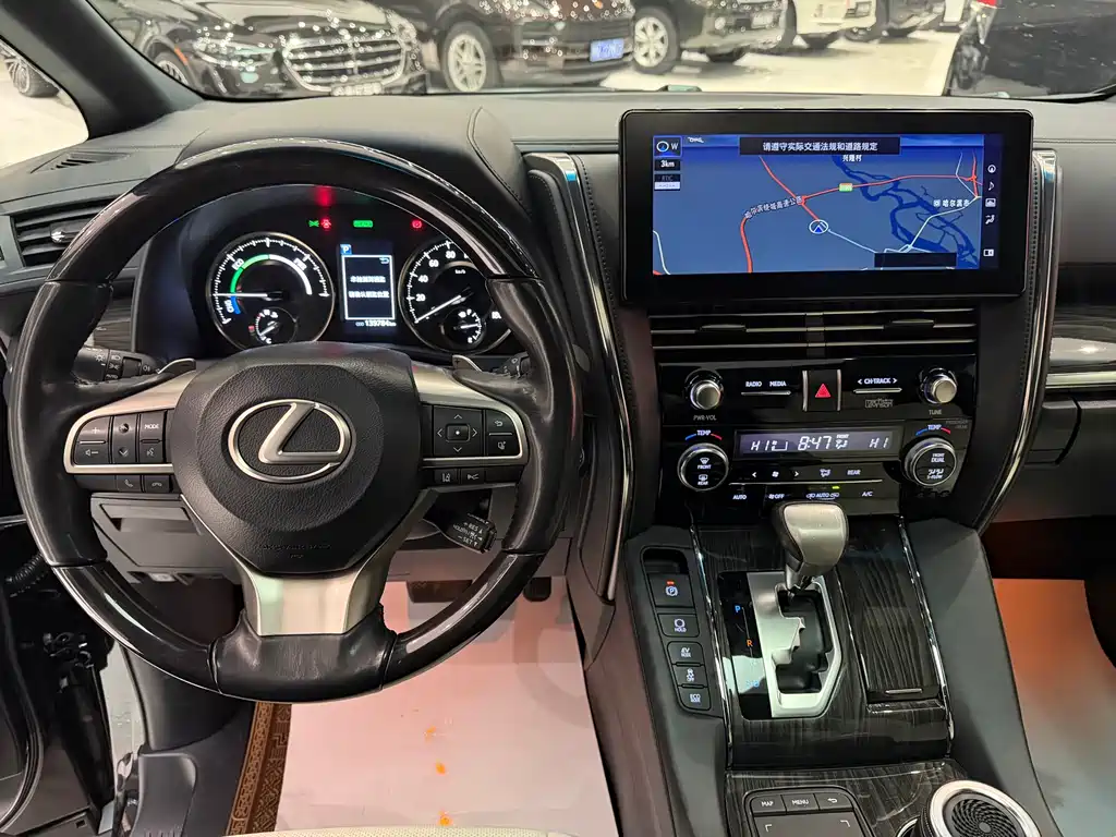 Lexus LM — фото 5