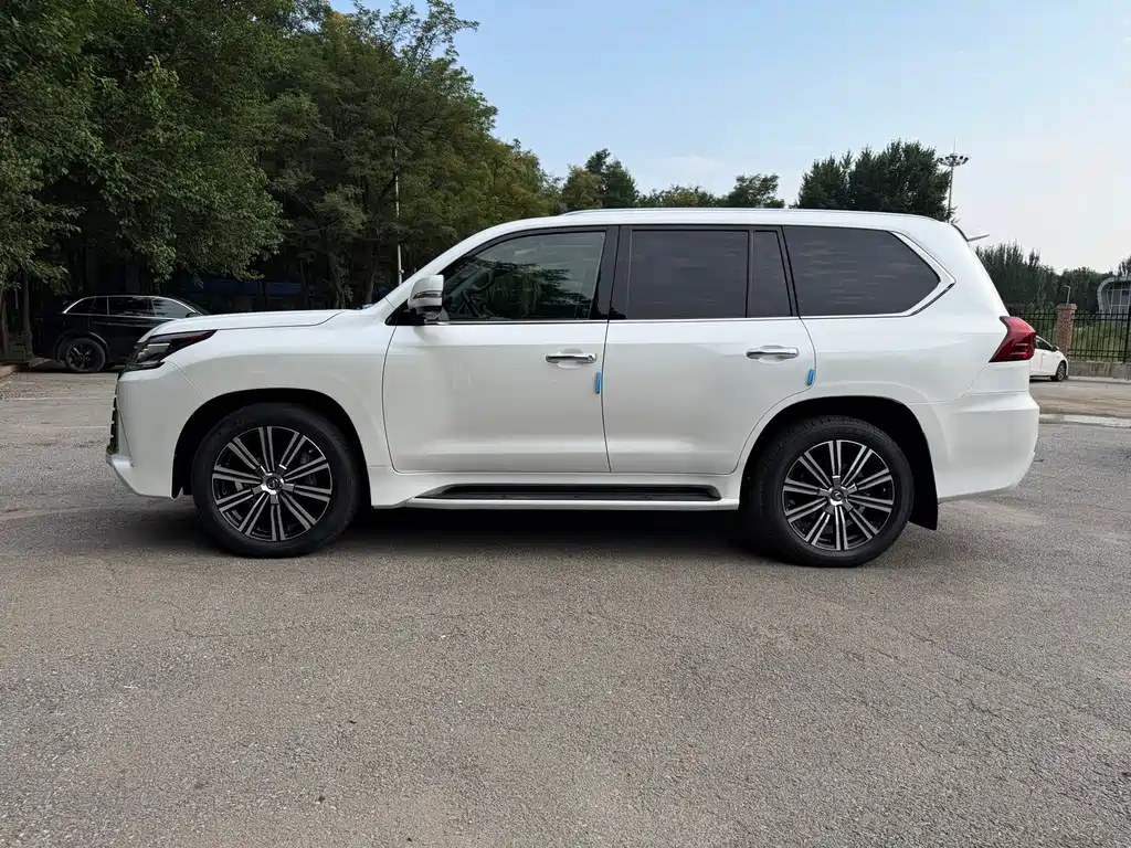 Lexus LX — фото 7
