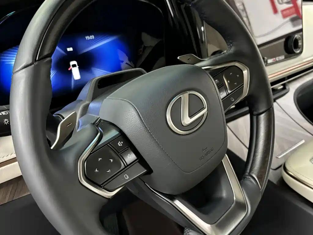 Lexus LM — фото 9