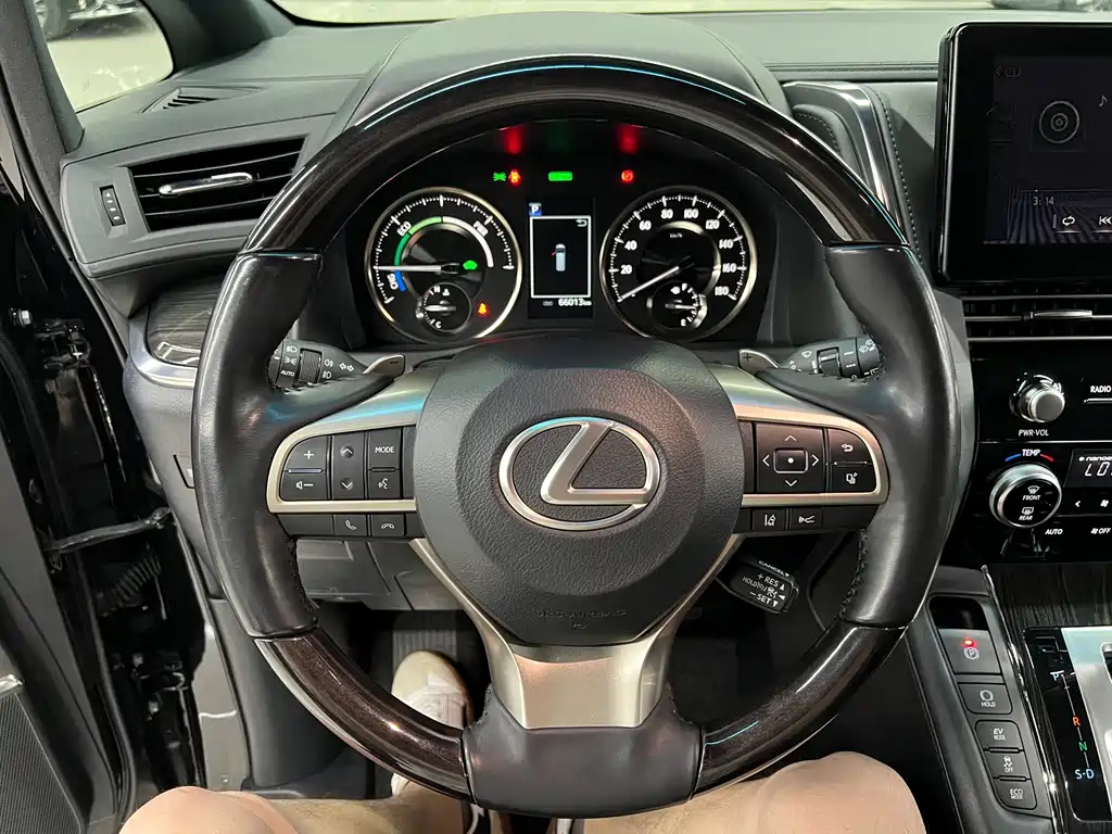 Lexus LM — фото 23