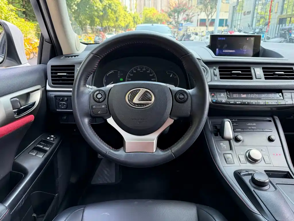 Lexus CT — фото 14