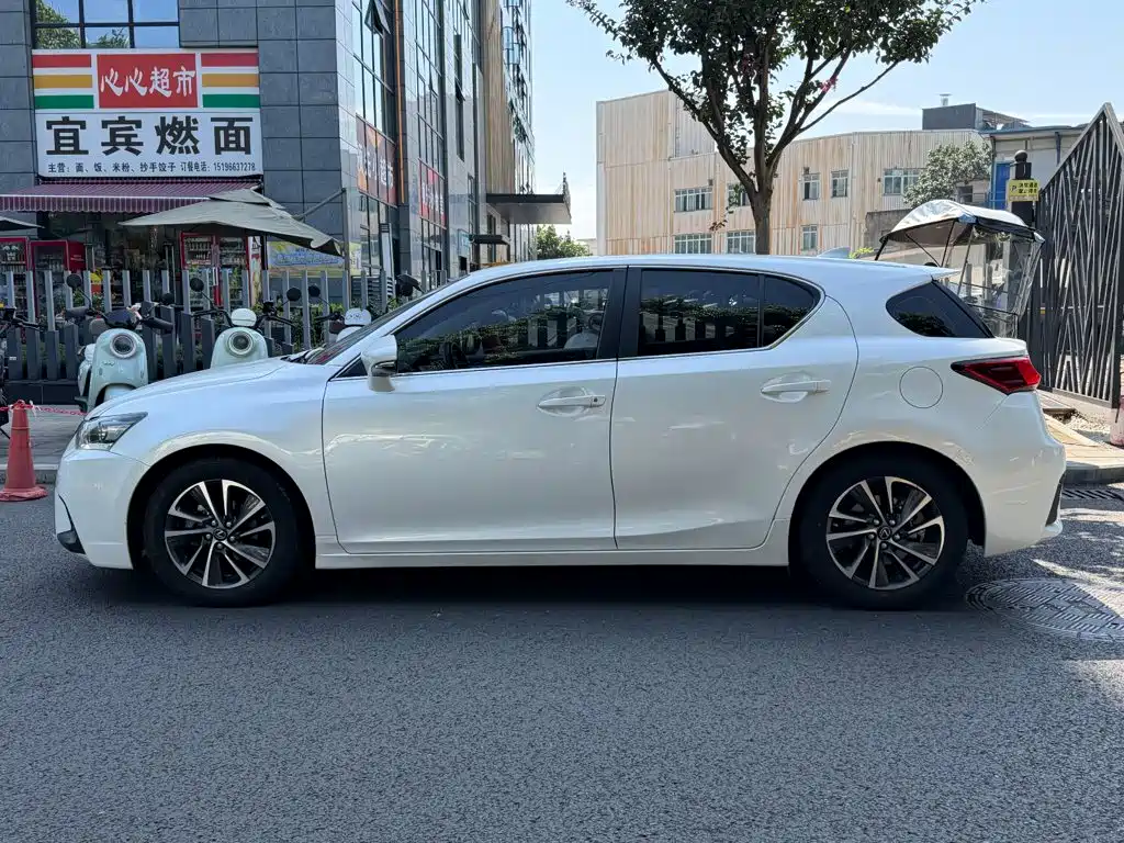 Lexus CT — фото 3