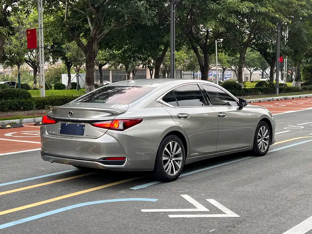 Lexus ES — фото 9