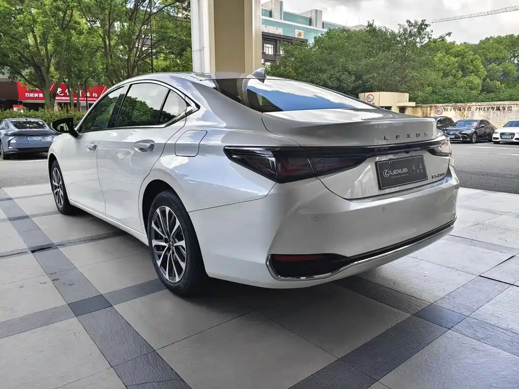 Lexus ES — фото 8