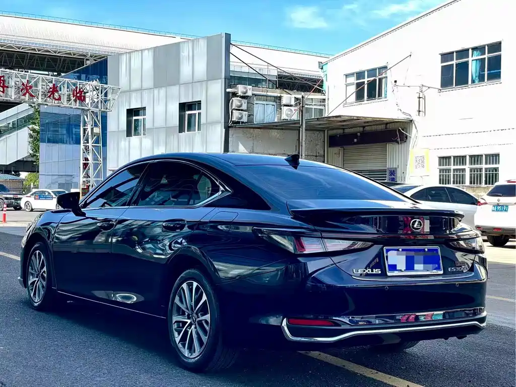 Lexus ES — фото 7