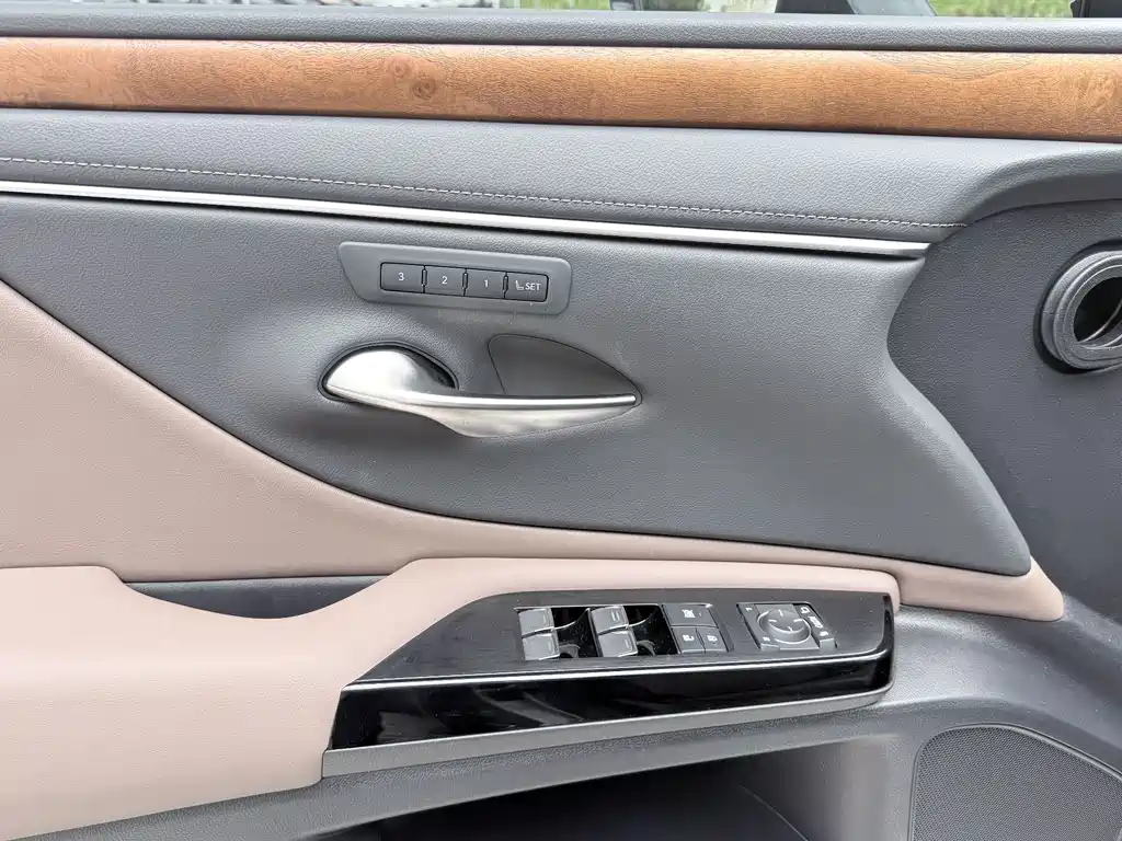 Lexus ES — фото 15