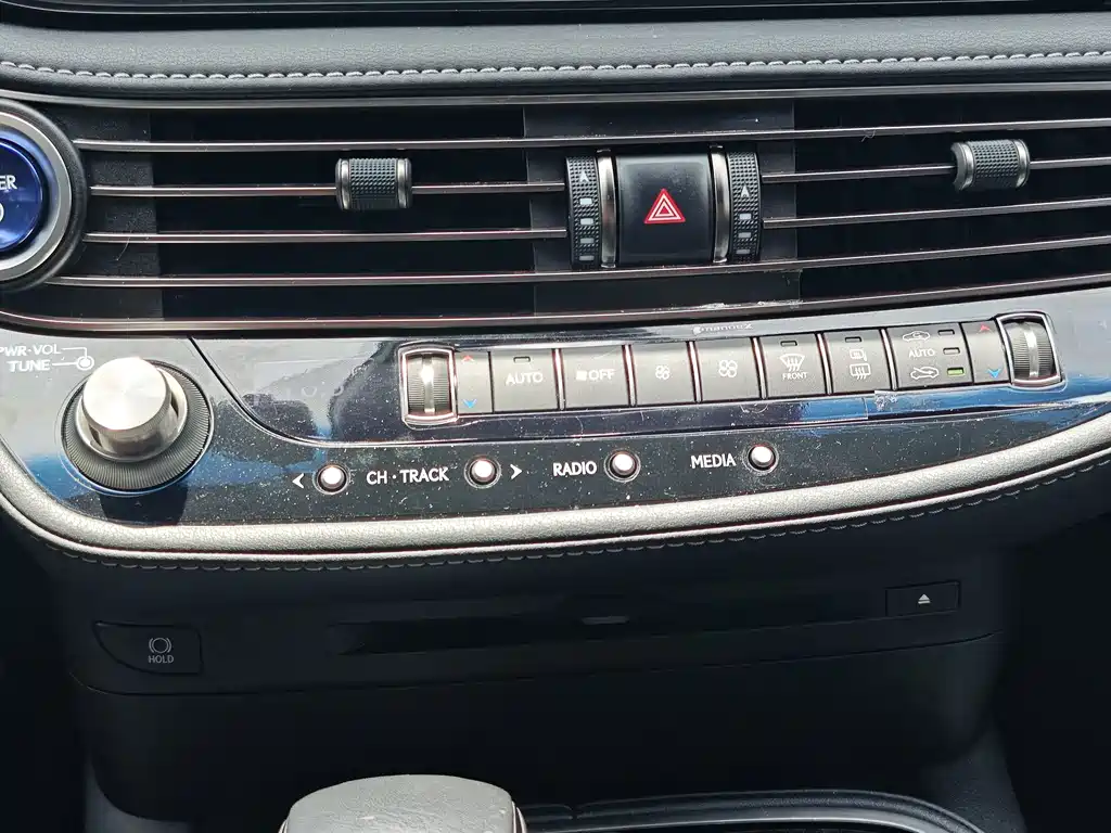 Lexus LS — фото 10
