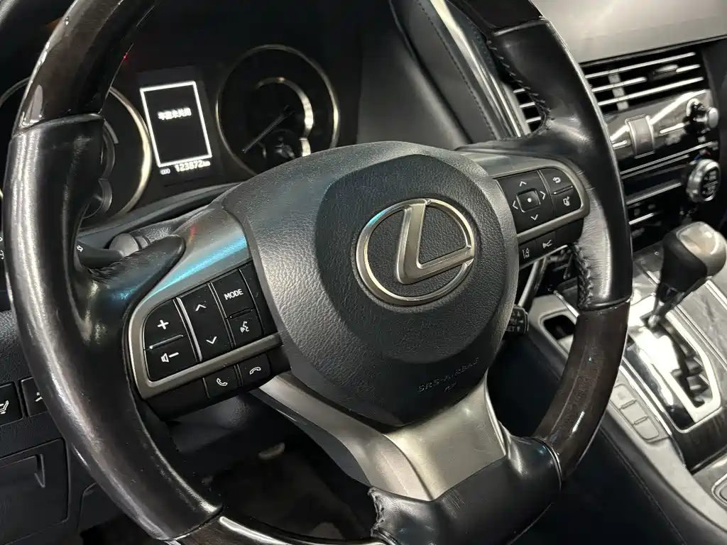 Lexus LM — фото 9