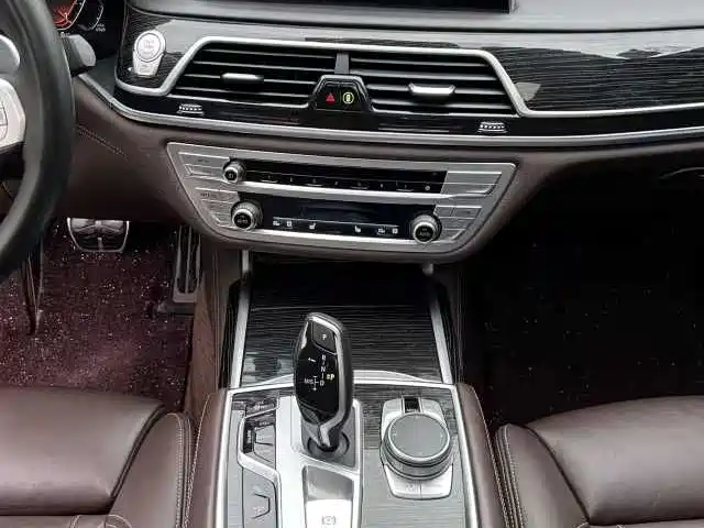 BMW 7 Series — фото 11