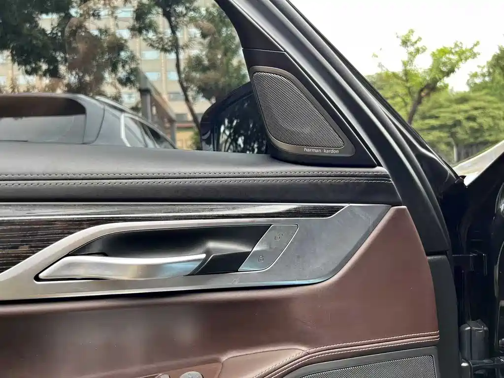 BMW 7 Series — фото 13