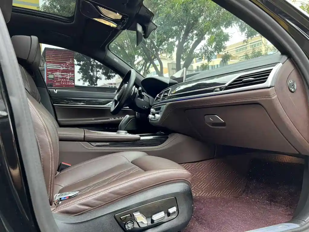 BMW 7 Series — фото 15