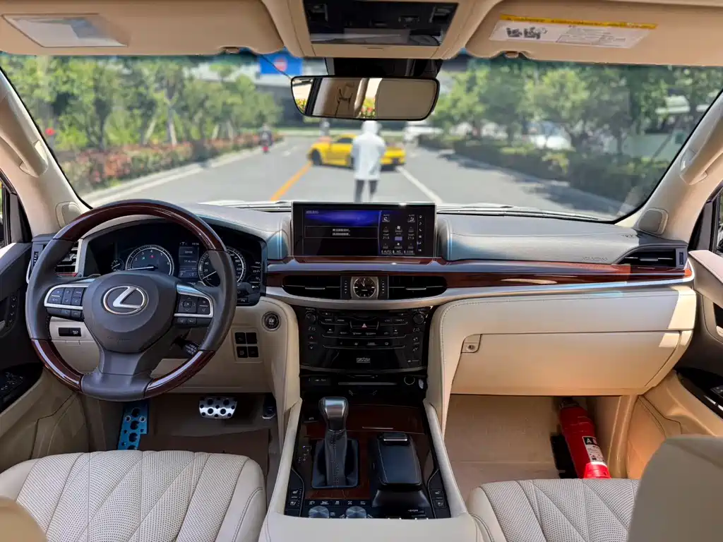 Lexus LX — фото 9