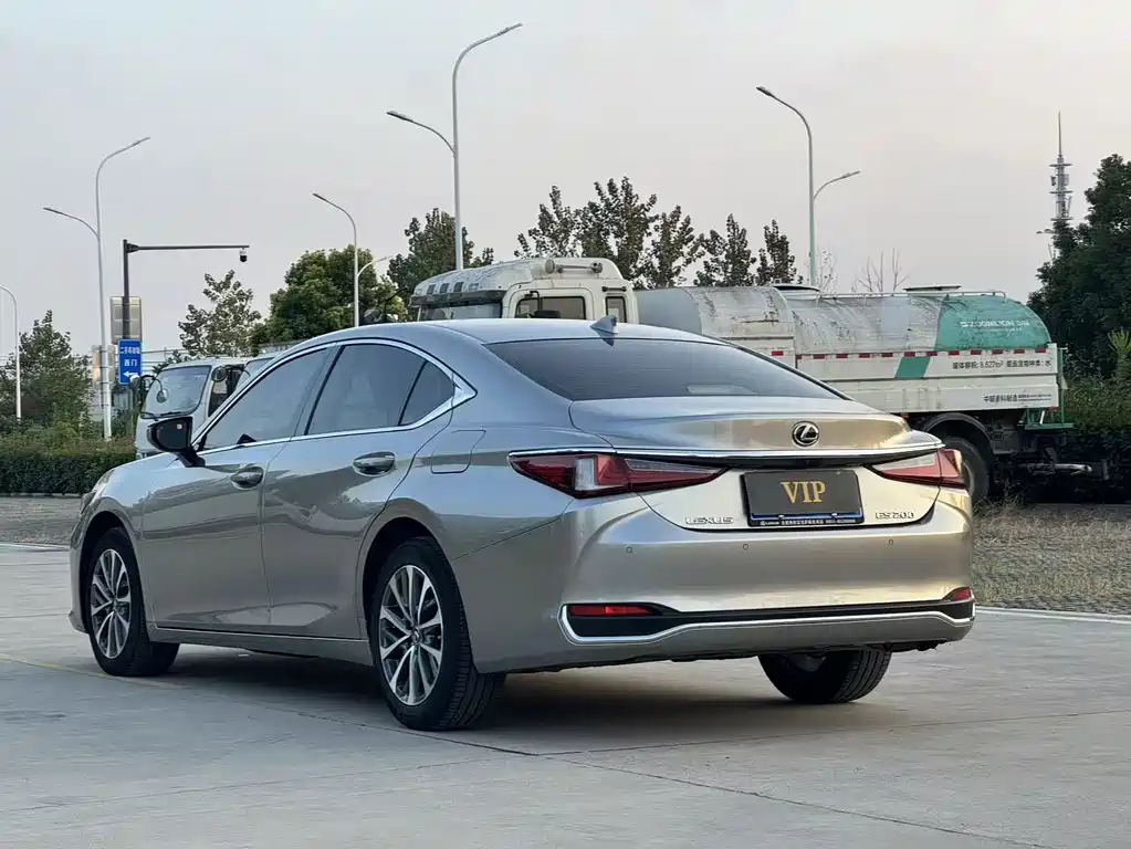 Lexus ES — фото 8