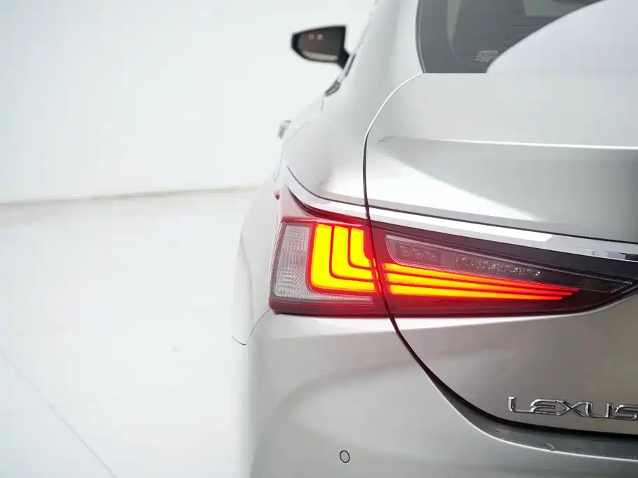 Lexus ES — фото 13