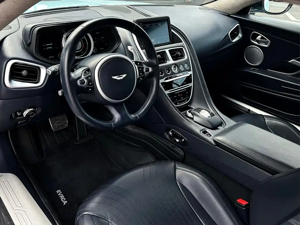 Aston Martin DB11 — фото 21