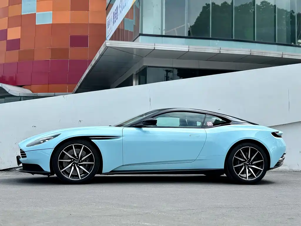 Aston Martin DB11 — фото 23