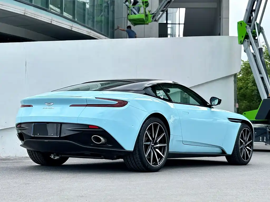 Aston Martin DB11 — фото 5