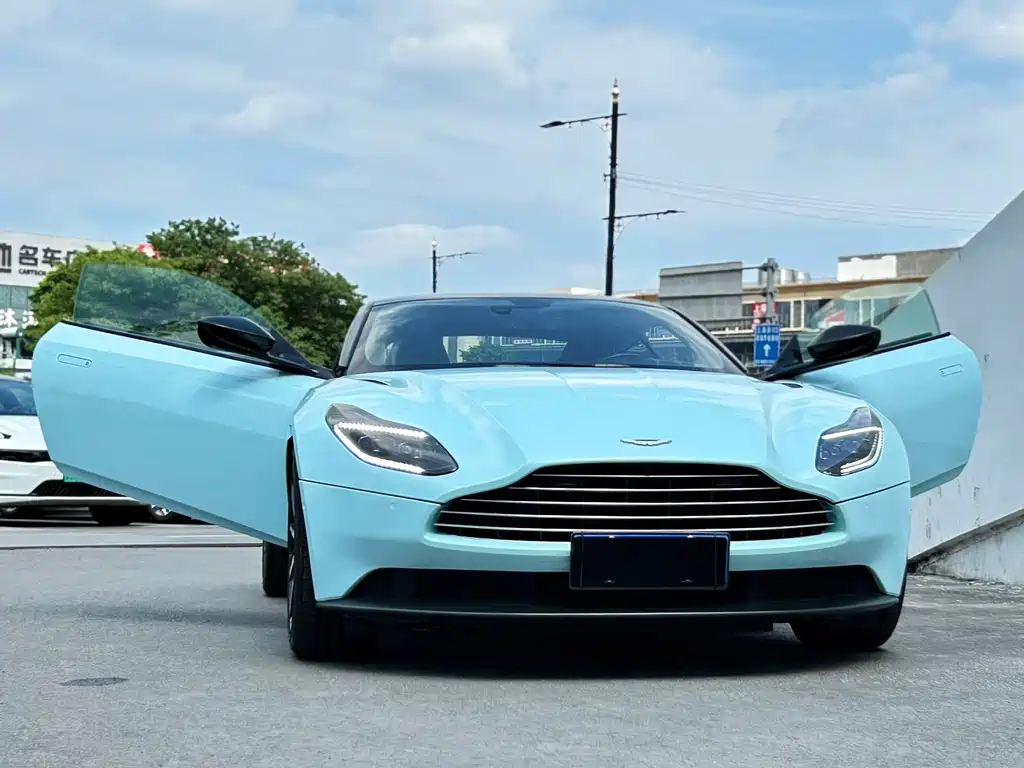 Aston Martin DB11 — фото 10