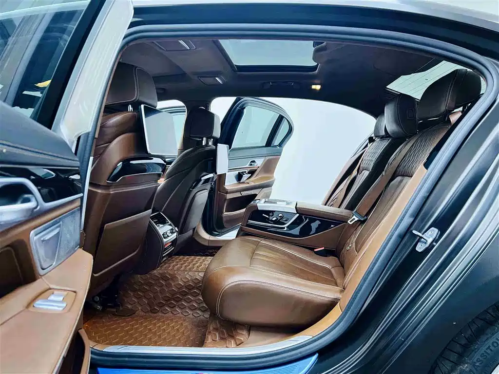 BMW 7 Series — фото 11