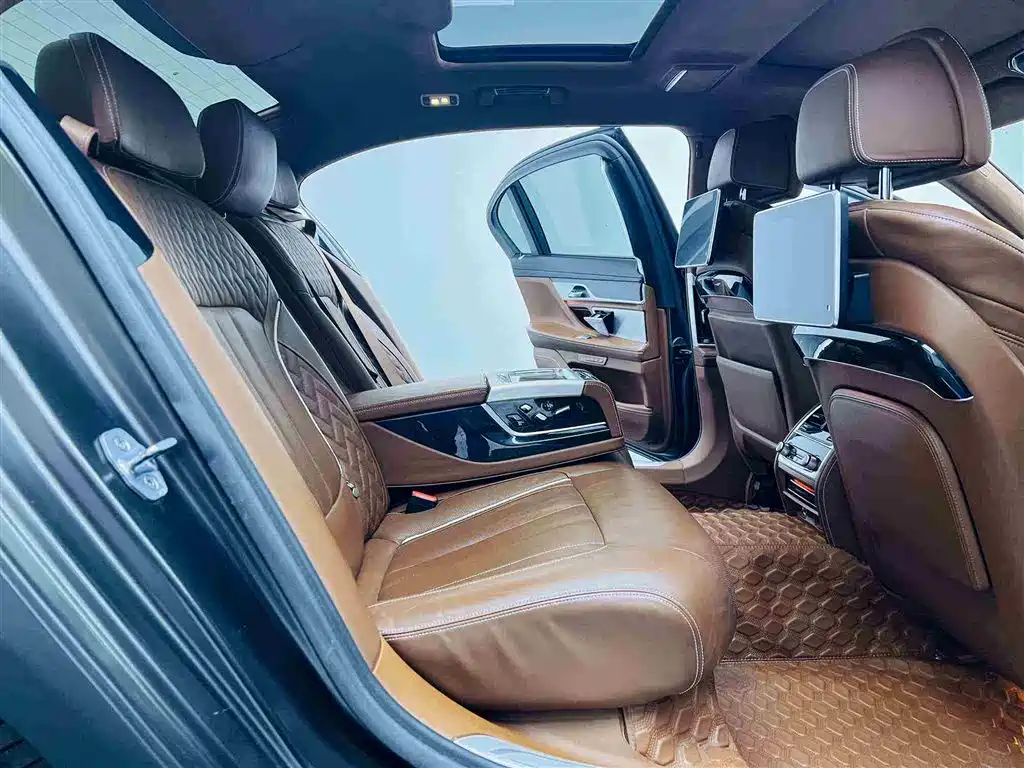 BMW 7 Series — фото 18