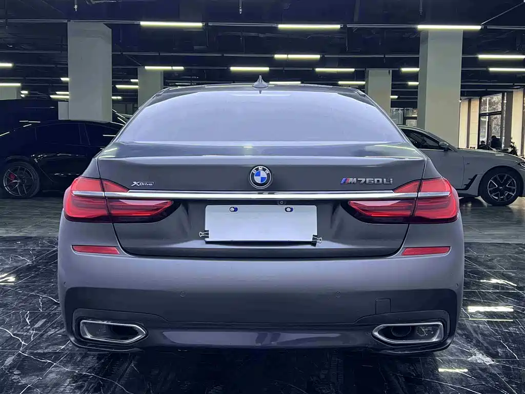BMW 7 Series — фото 21