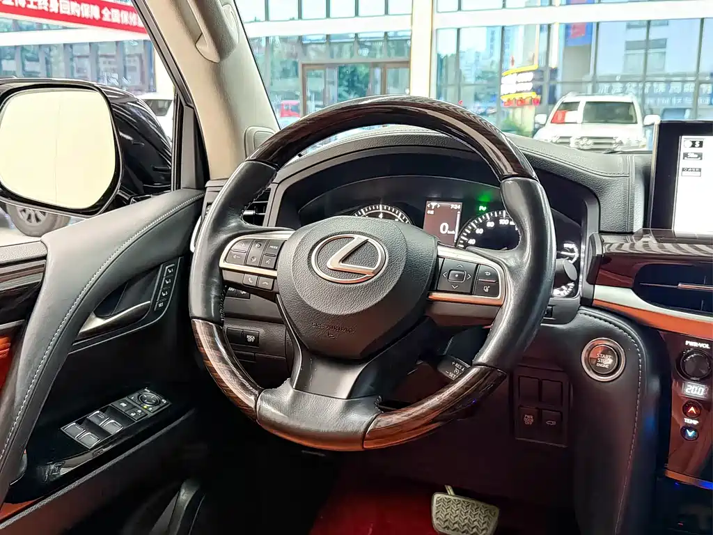 Lexus LX — фото 12