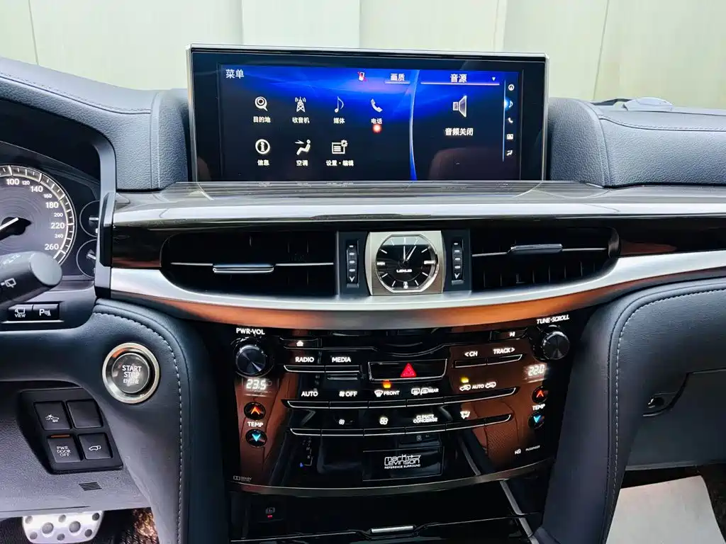 Lexus LX — фото 13